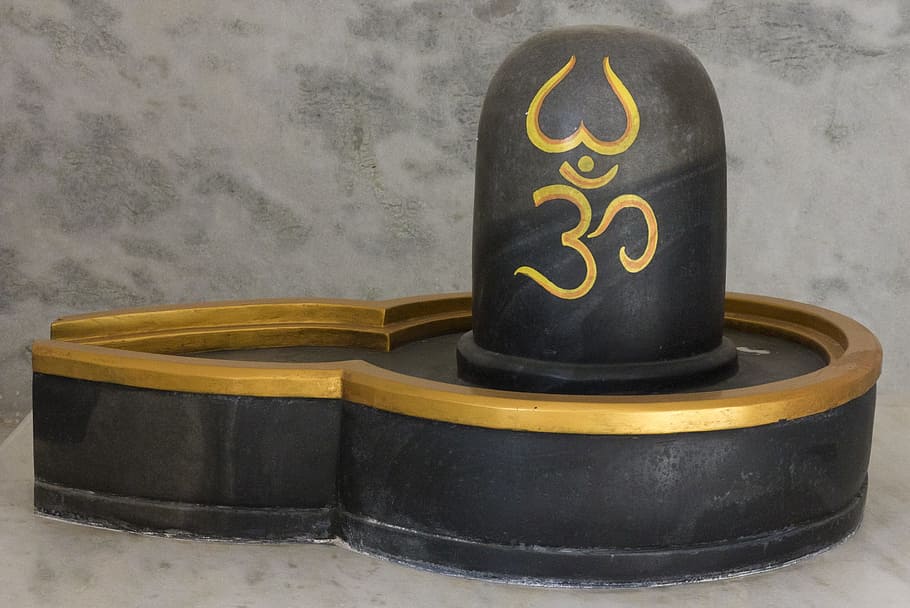 Close-up Photo Of Black And Brown Wooden Lingam Altar, - Keep Shivling At Home Direction - HD Wallpaper 