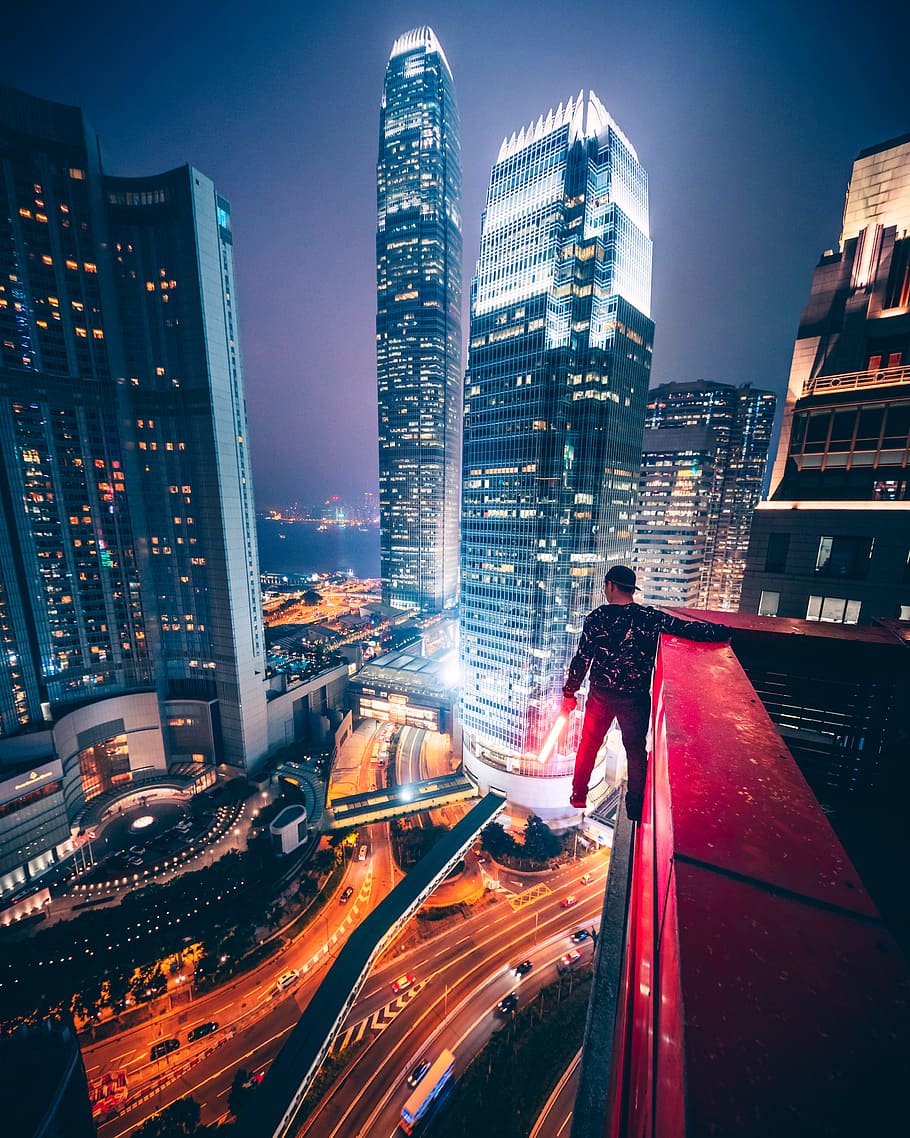 Man Parkour On A Building, Skyscraper, Cyberpunk, Daredevil, - Parkour On A Building - HD Wallpaper 