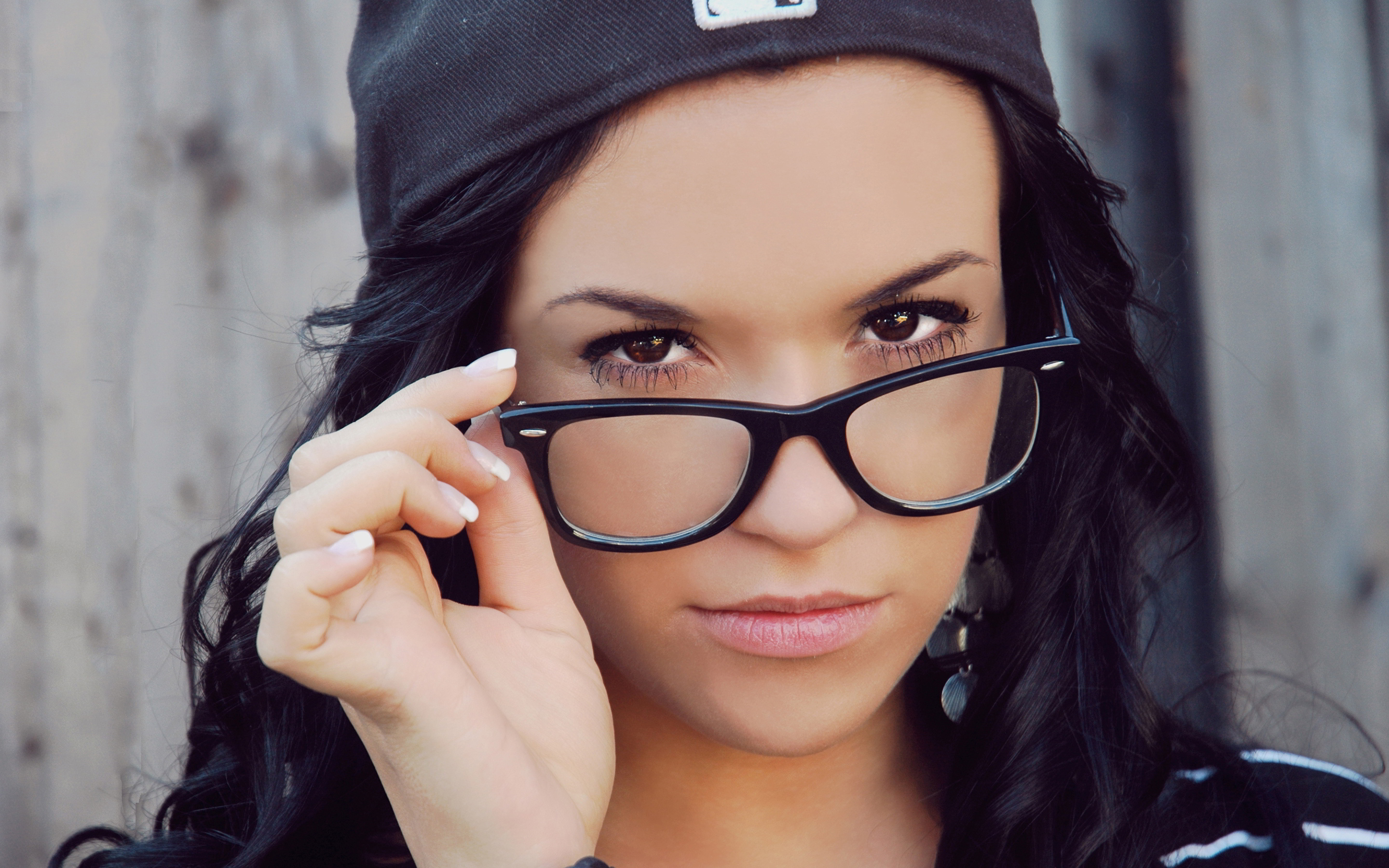 Girl With Glasses - HD Wallpaper 