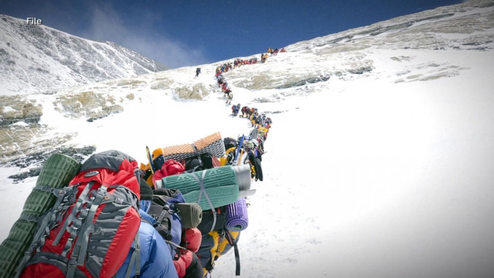 Everest Crowding - HD Wallpaper 
