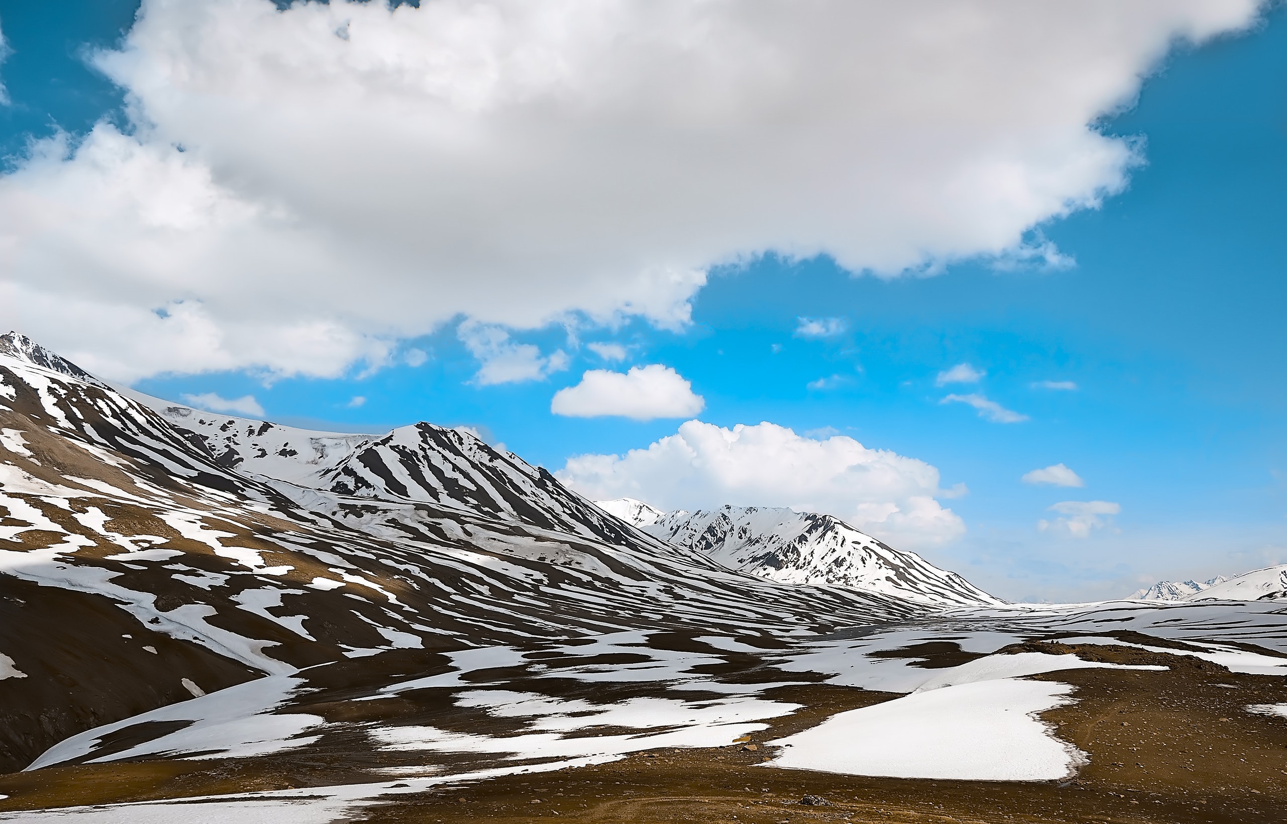 Top View Of Himalaya Hd Wallpaper 2560x1640p - Mountain Worm Eye View - HD Wallpaper 