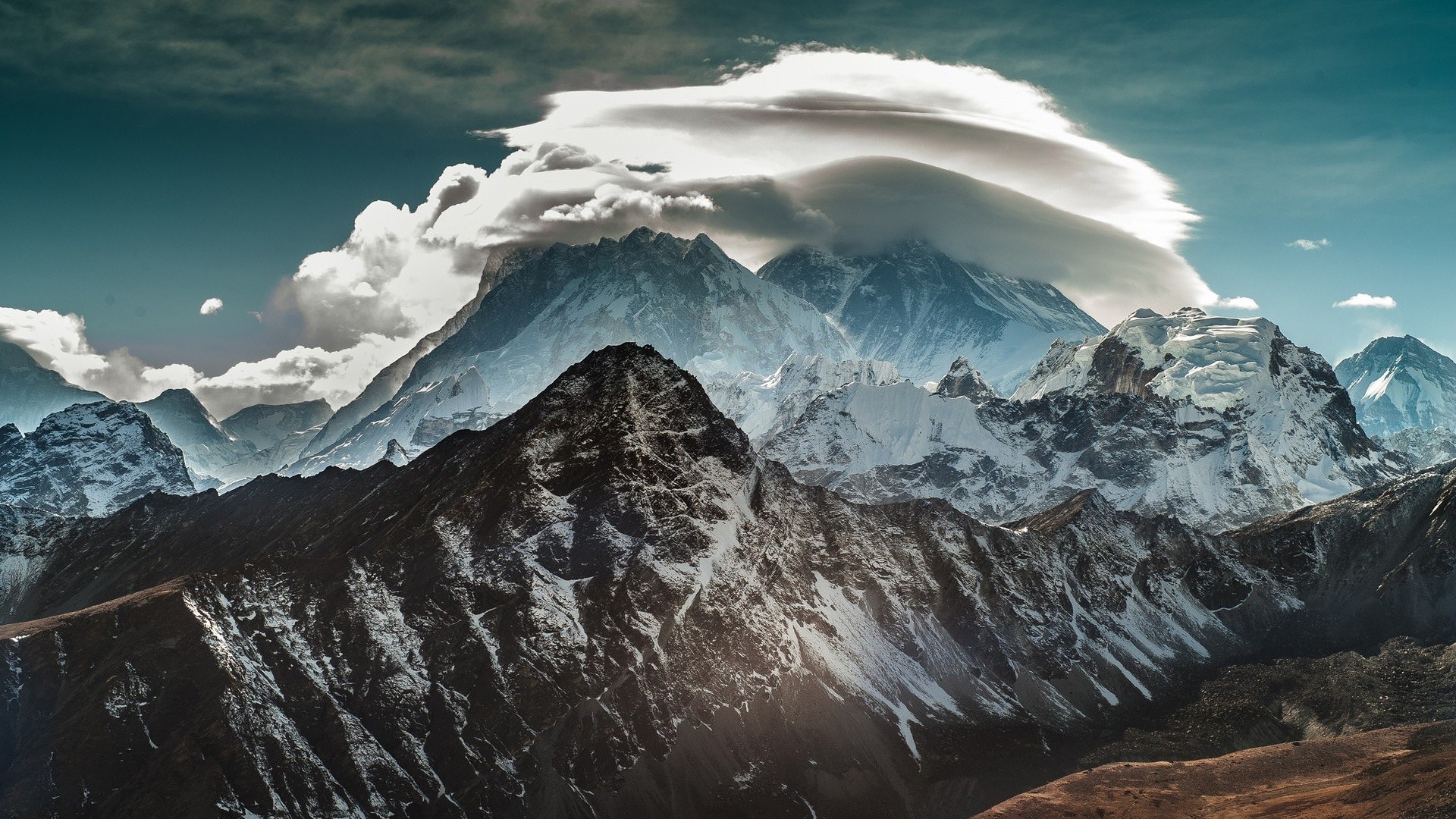 Mountain With Clouds Hd - HD Wallpaper 