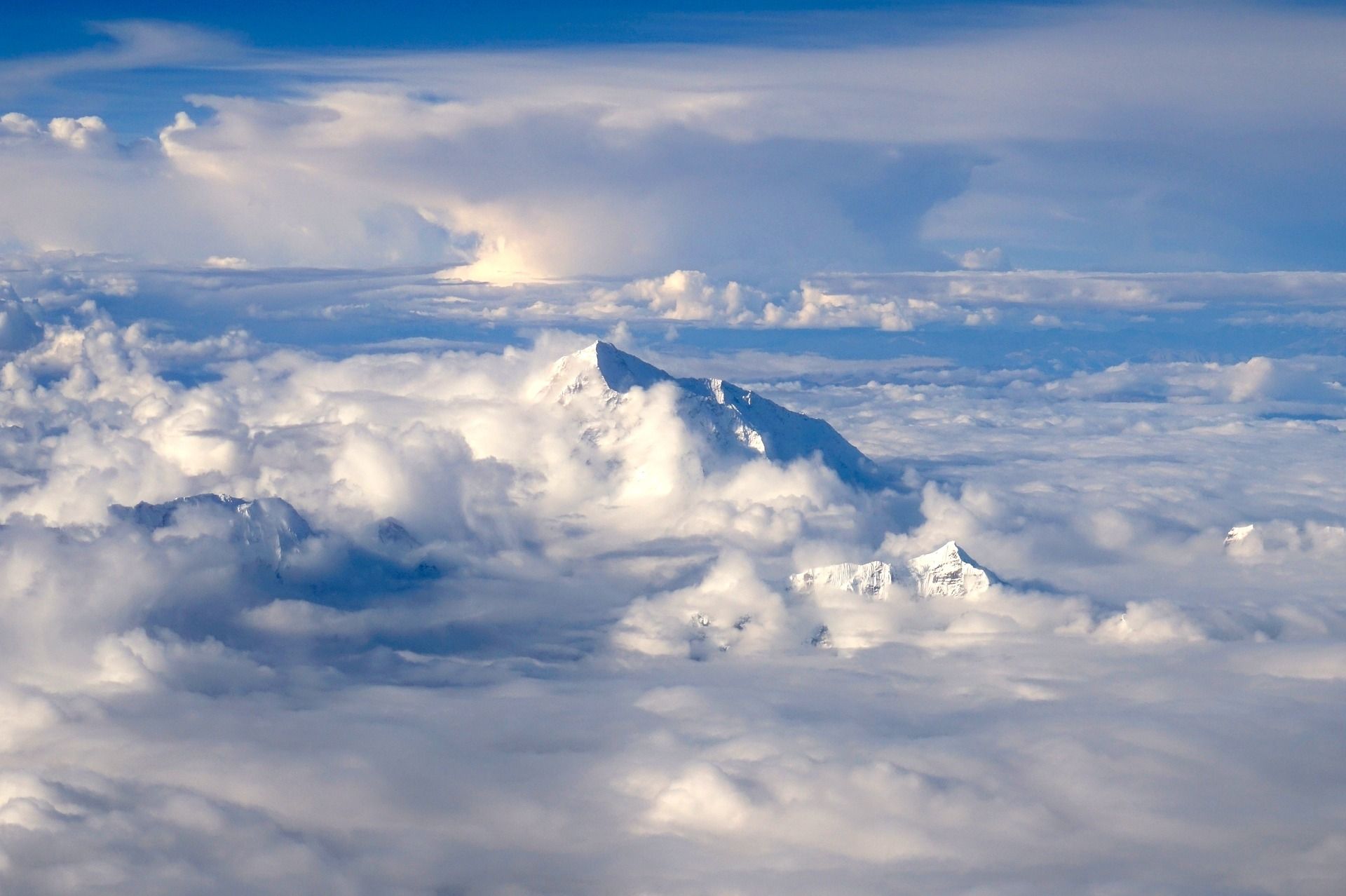 Cloudy Himalaya Hd Wallpaper - Himalayas Cloud View - HD Wallpaper 