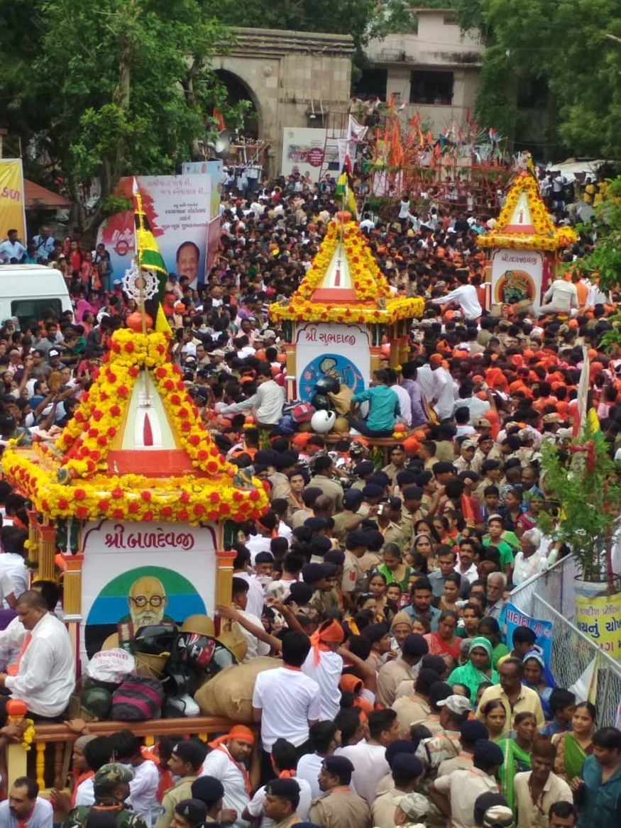 Devotees Pull The Rath - Ahmedabad Rath Yatra 2019 - HD Wallpaper 