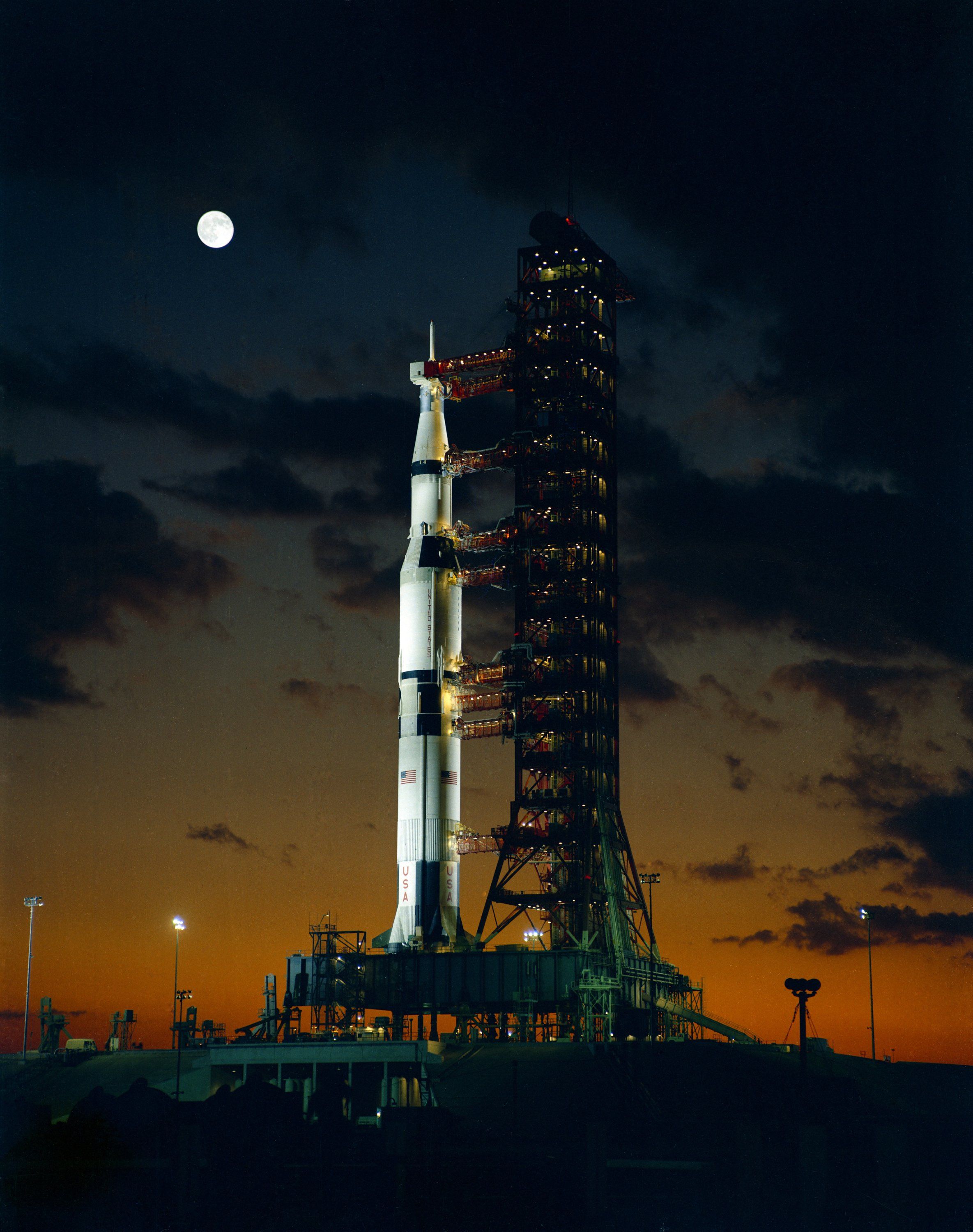 Saturn V Hd Wallpapers - Apollo 4 Saturn V - HD Wallpaper 