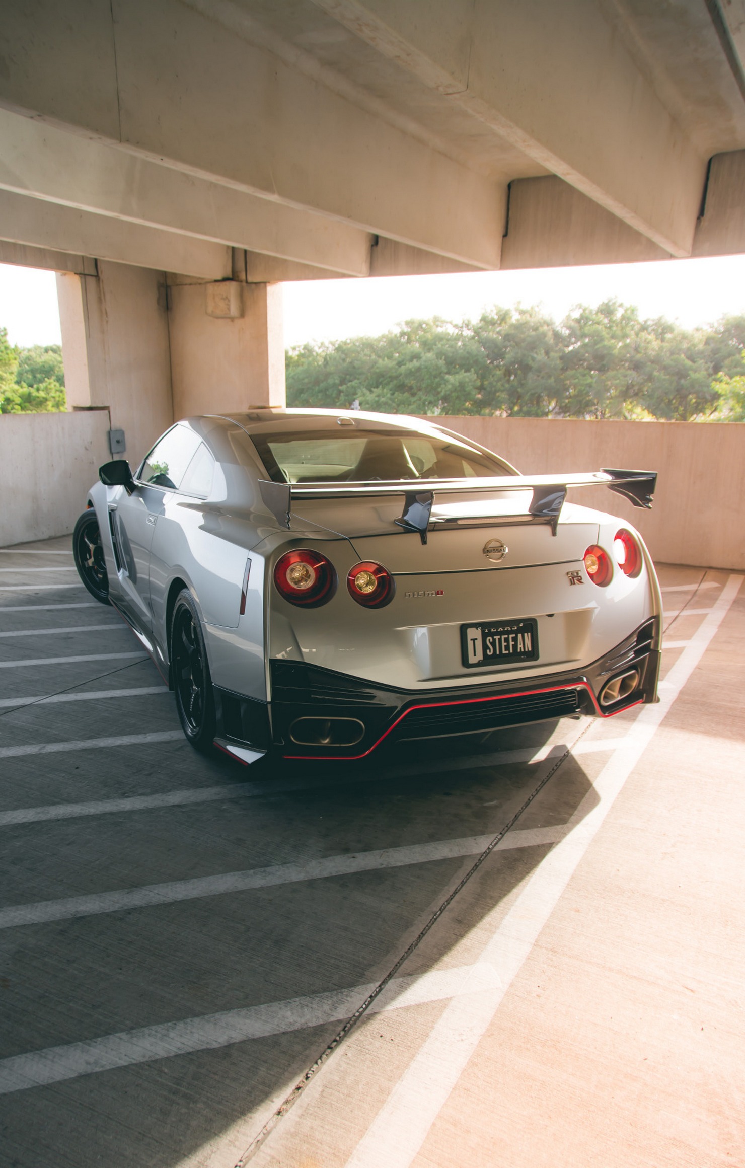 Nissan Gtr White Parking Top Sportcar Iphone Retina - Nissan Gtr 2018 Wallpaper Iphone - HD Wallpaper 