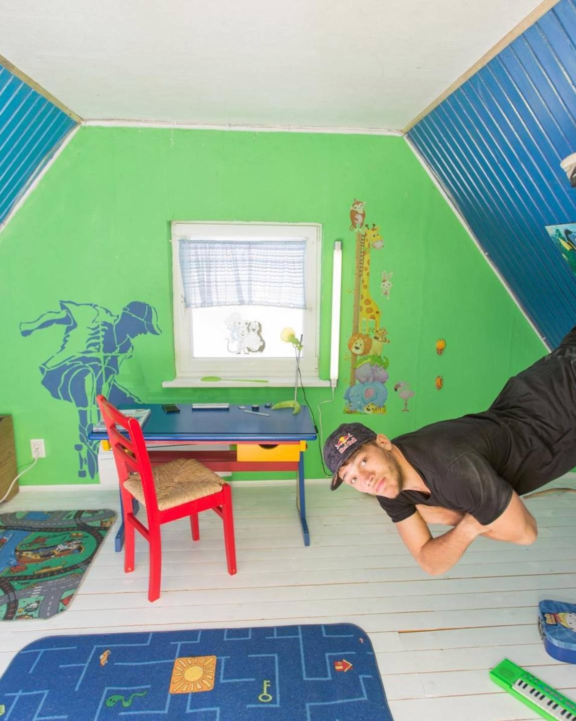 Jason Paul Est Le Héros D Un Jeu Vidéo Des Années 80 - HD Wallpaper 