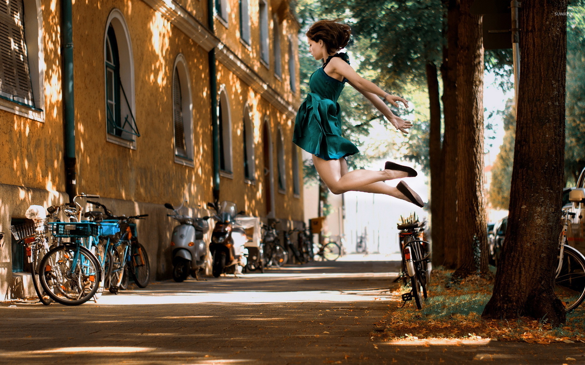 Girl Jumping Hd - HD Wallpaper 