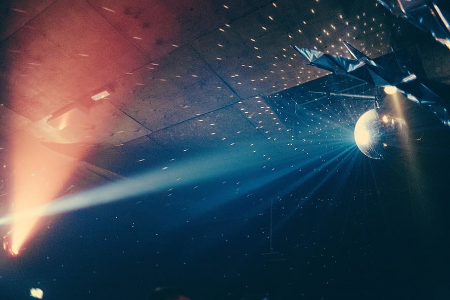 Shining Disco Ball In A Discotheque Over A Smokey Dance - Shining Disco Ball - HD Wallpaper 