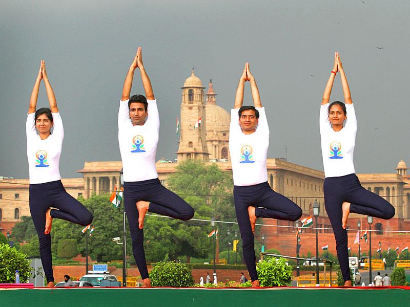 People Perform Yoga At Rajpath, New Delhi - International Yoga Day Toronto - HD Wallpaper 