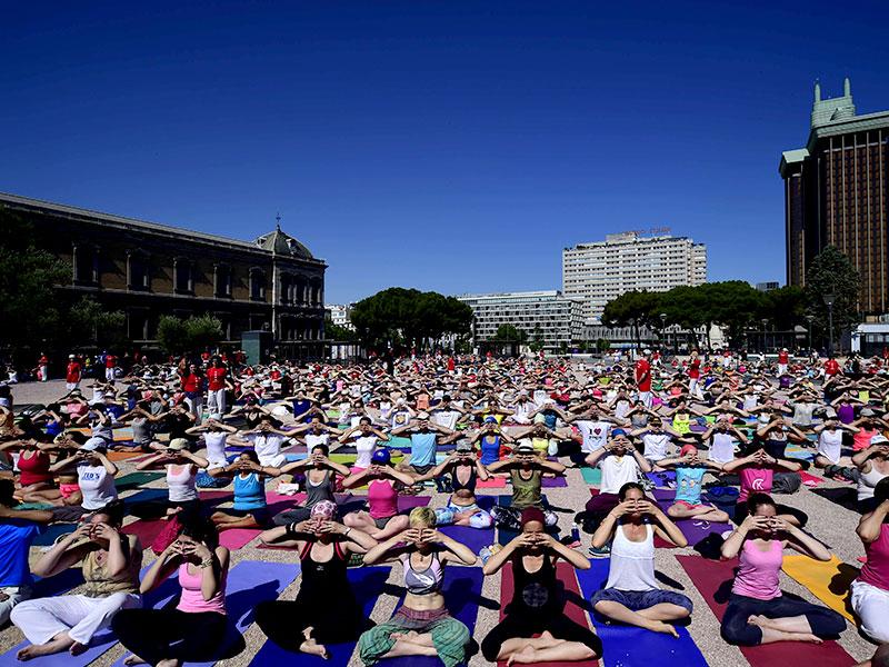 International Yoga Day Being Celebrated At Colon Square - International Day Of Yoga - HD Wallpaper 