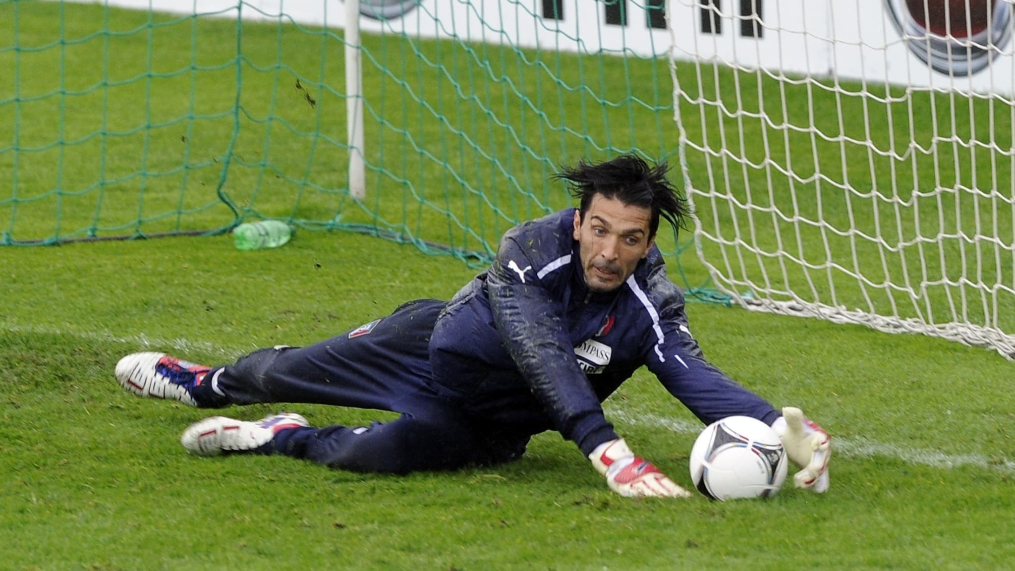 Gianluigi Buffon Of Italy During A Training Session - بوفون بهترین دروازه بان جهان - HD Wallpaper 