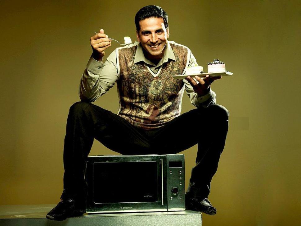 Akshay Kumar Drinking Tea Wallpaper,akshay Kumar Wallpaper,akshay - Akshay Kumar Drinking Tea - HD Wallpaper 