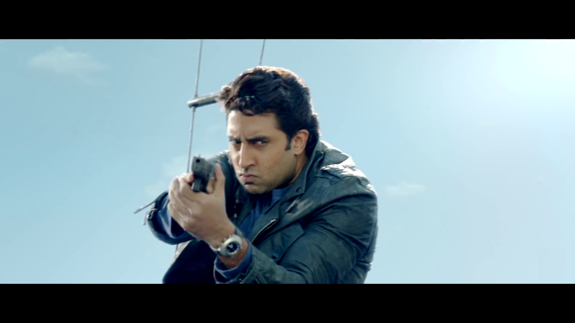Abhishek Bachchan With Gun In Dhoom 3 Bollywood Movie - Dhoom 3 - HD Wallpaper 