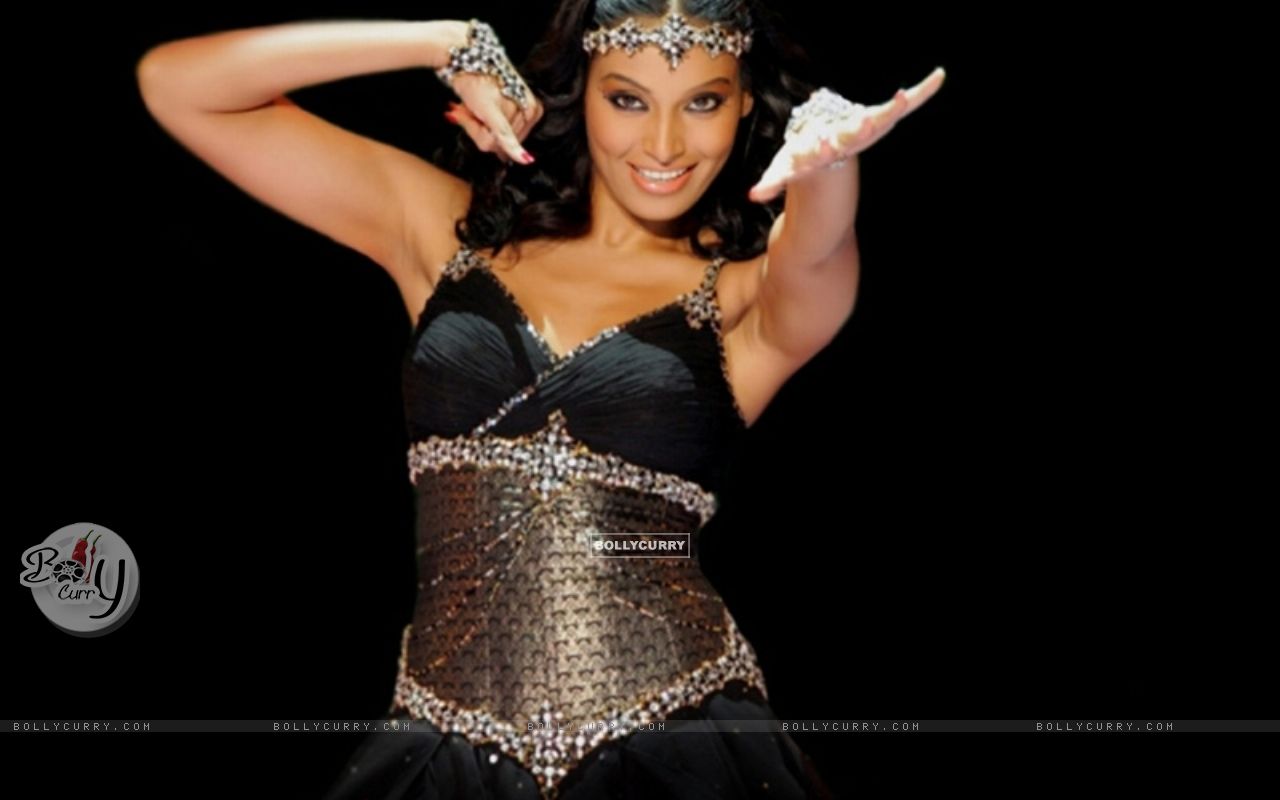 Bipasha Basu Size - Costume Party - HD Wallpaper 