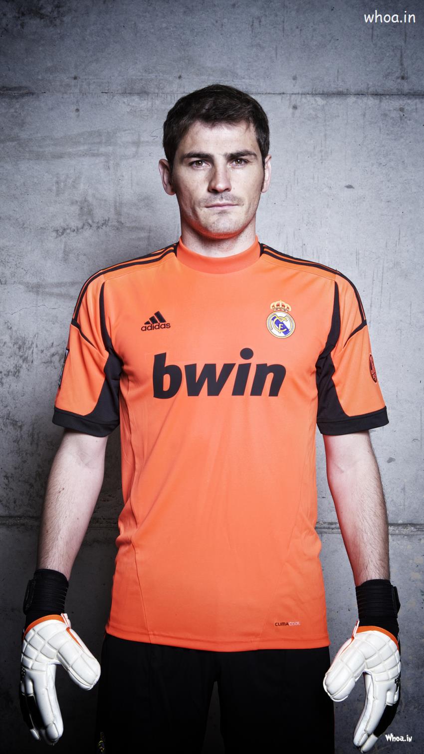 Iker Casillas In Orange T-shirt Hd Spain Goalkeeper - Goalkeeper With Short Sleeves - HD Wallpaper 