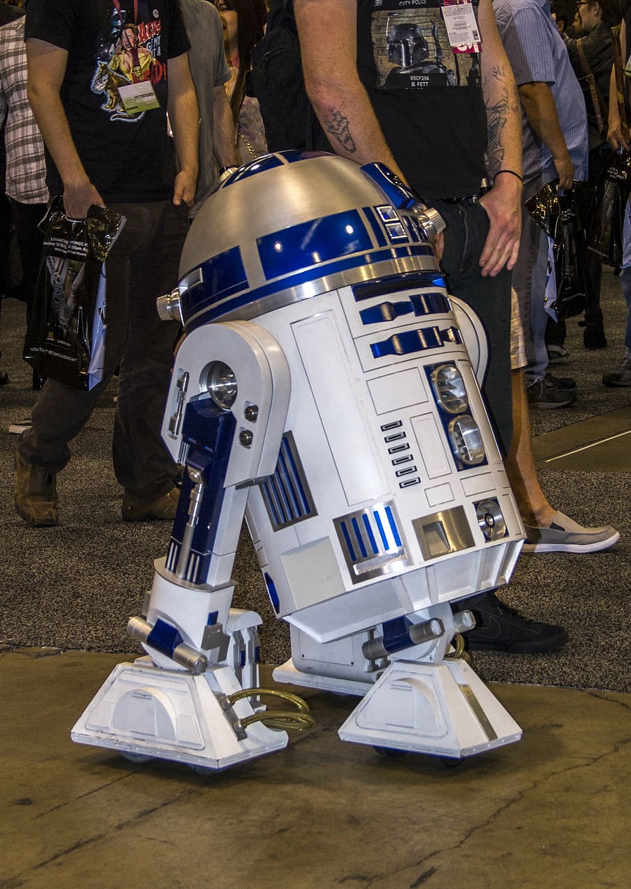 Star Wars R2-d2 Standing Near People, R2d2, Robot, - Robot Starwars - HD Wallpaper 