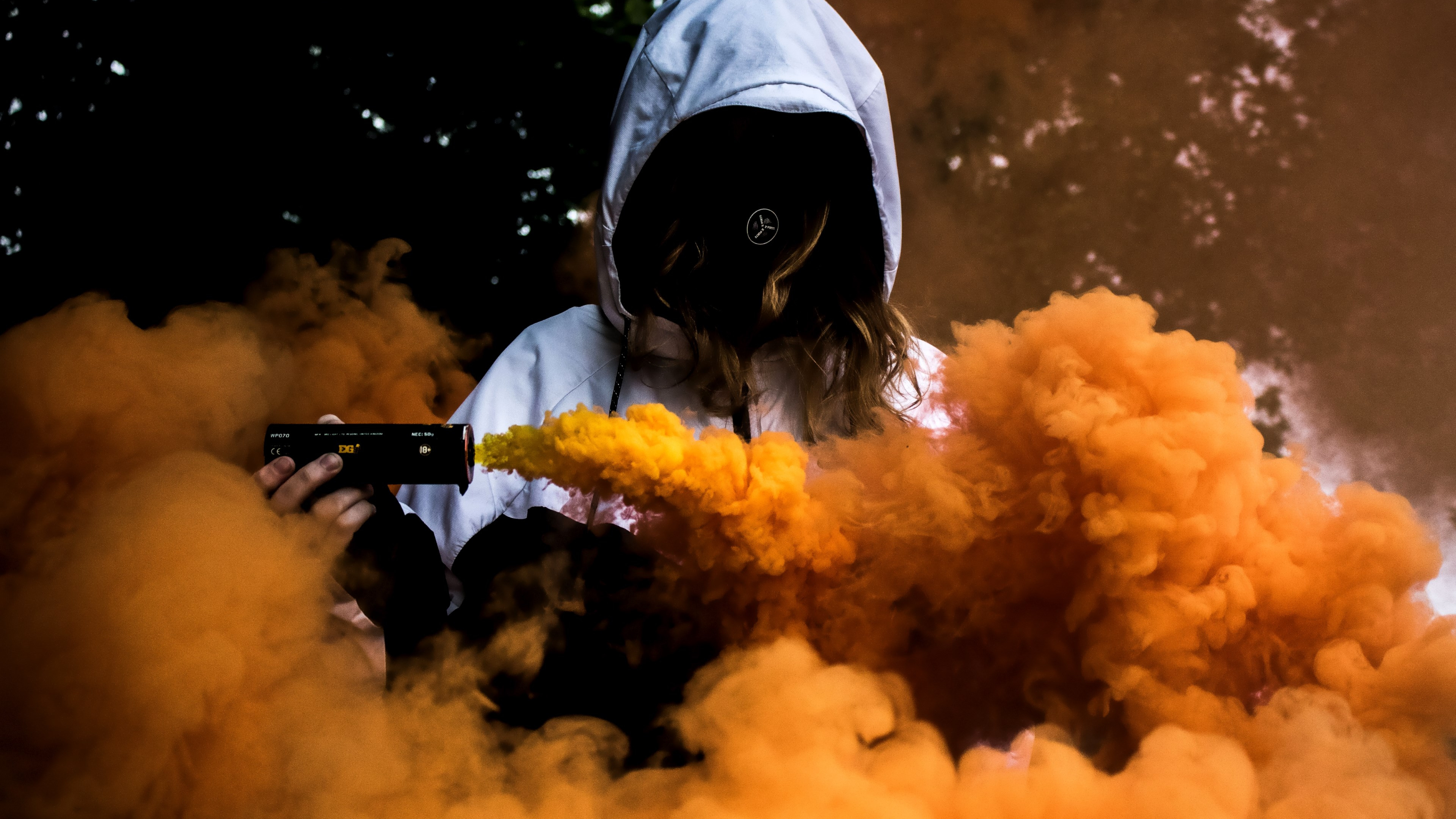 Playing With Smoke Wallpaper - Smoke Bomb - HD Wallpaper 