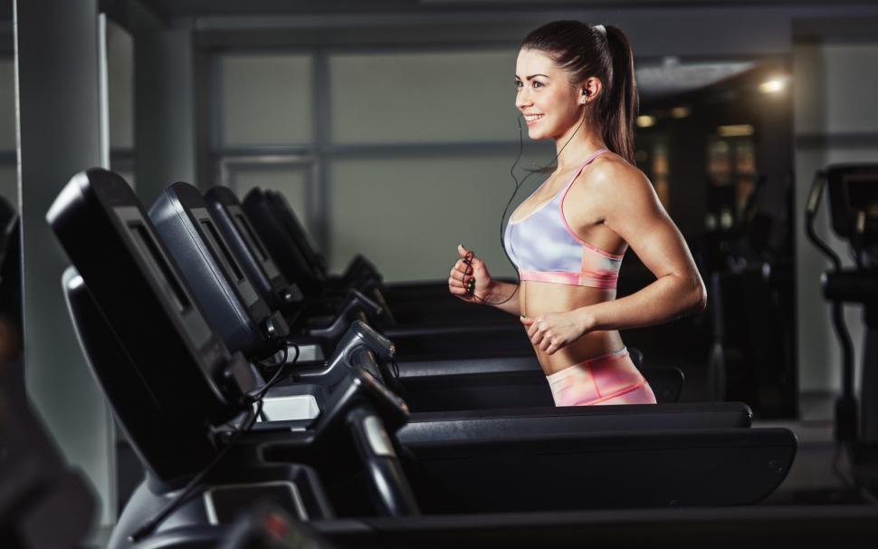 Girl, Gym, Running, Treadmill, Smiling, Sport, Earphones - Gym Cardio - HD Wallpaper 
