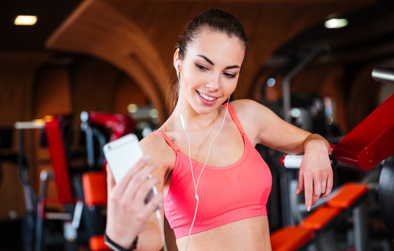 Photo Wallpaper Smile, Model, Phone, Gym - Music - HD Wallpaper 