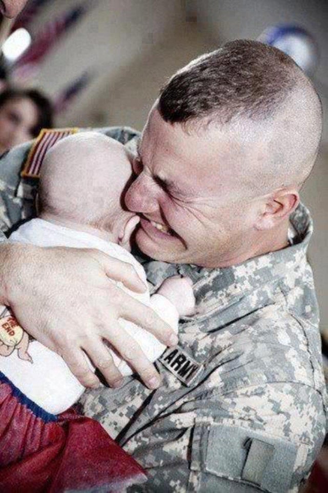 Romantic Military Photos - Daddy Holding Baby For First Time - HD Wallpaper 