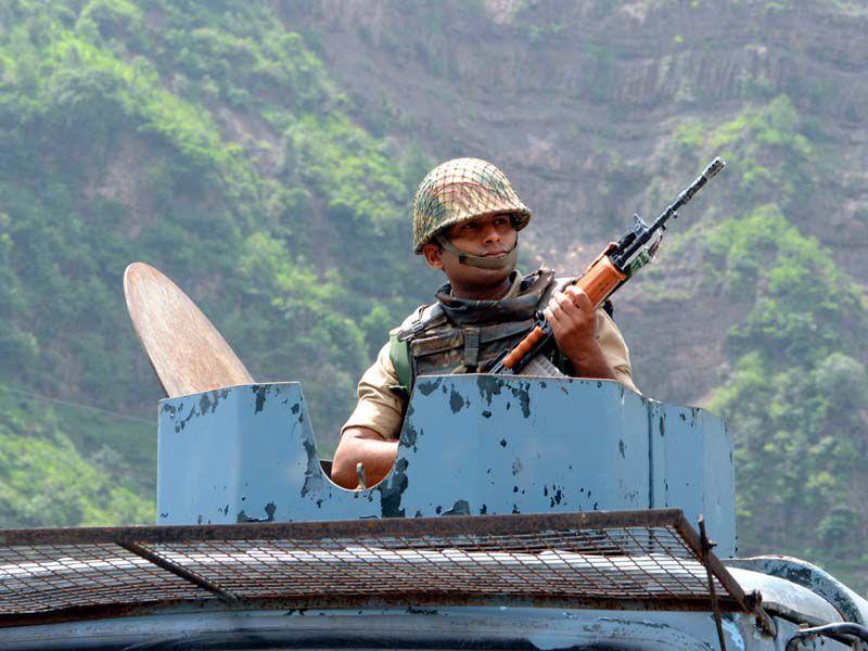 A Central Reserve Police Force Soldier Keeping A Tight - Soldier - HD Wallpaper 