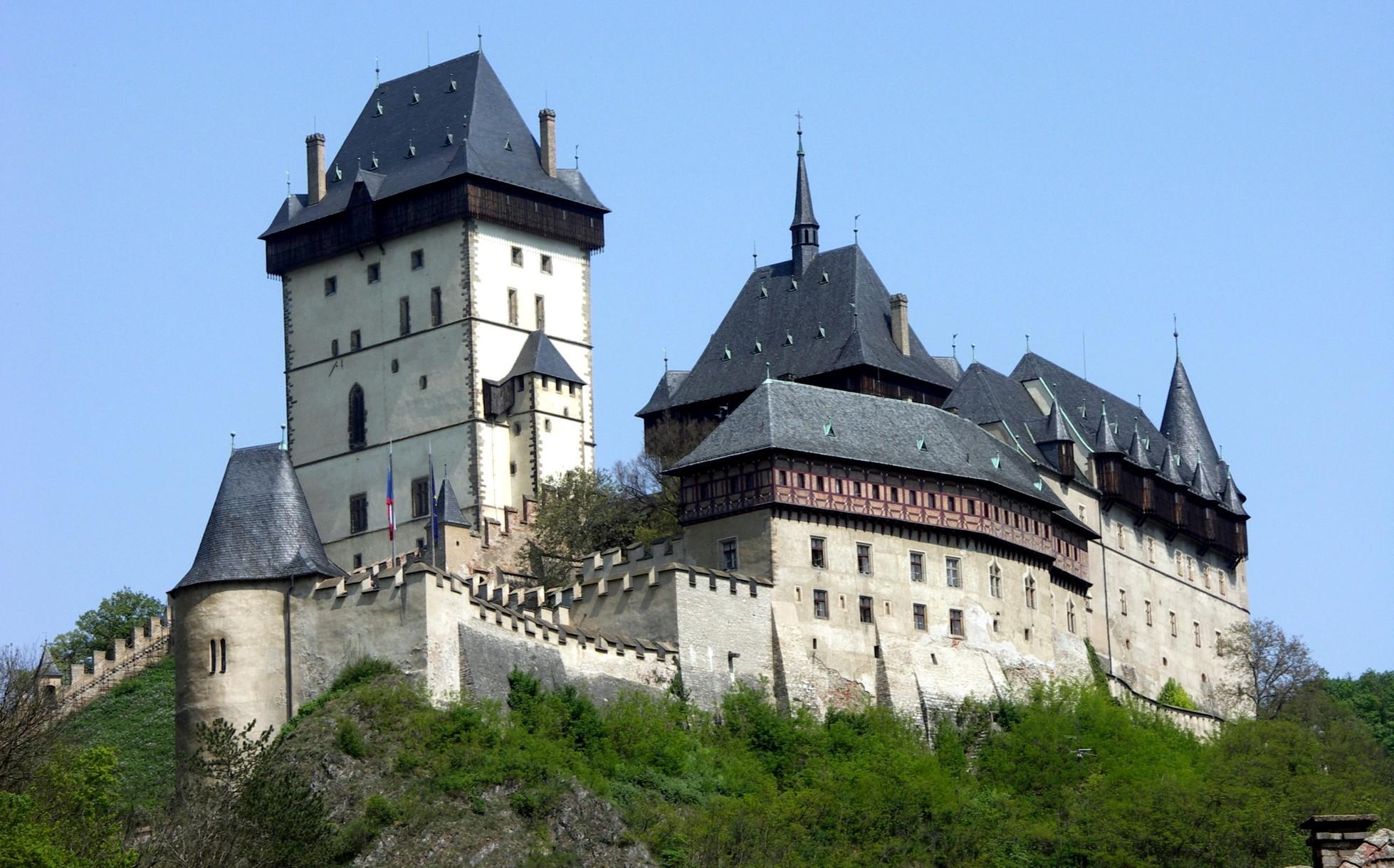 Karlstejn Castle, Bohemia - HD Wallpaper 