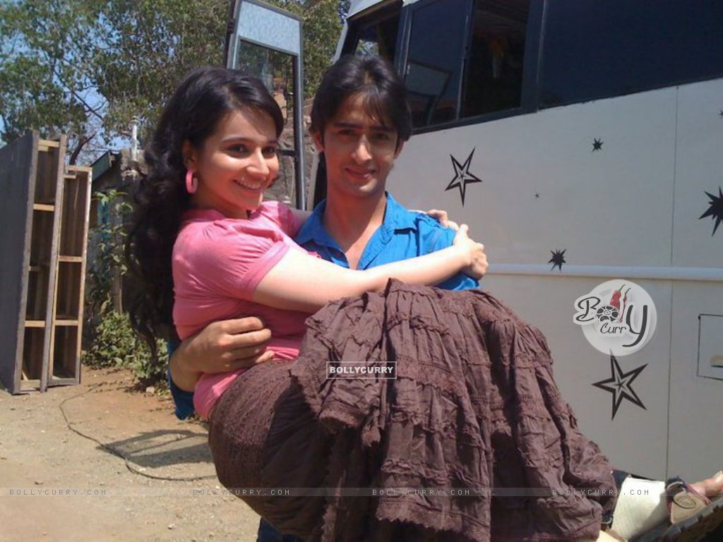 Shaheer Sheikh With His Kya Mast Hai Life Co-stars - Shaheer Sheikh Real Life - HD Wallpaper 