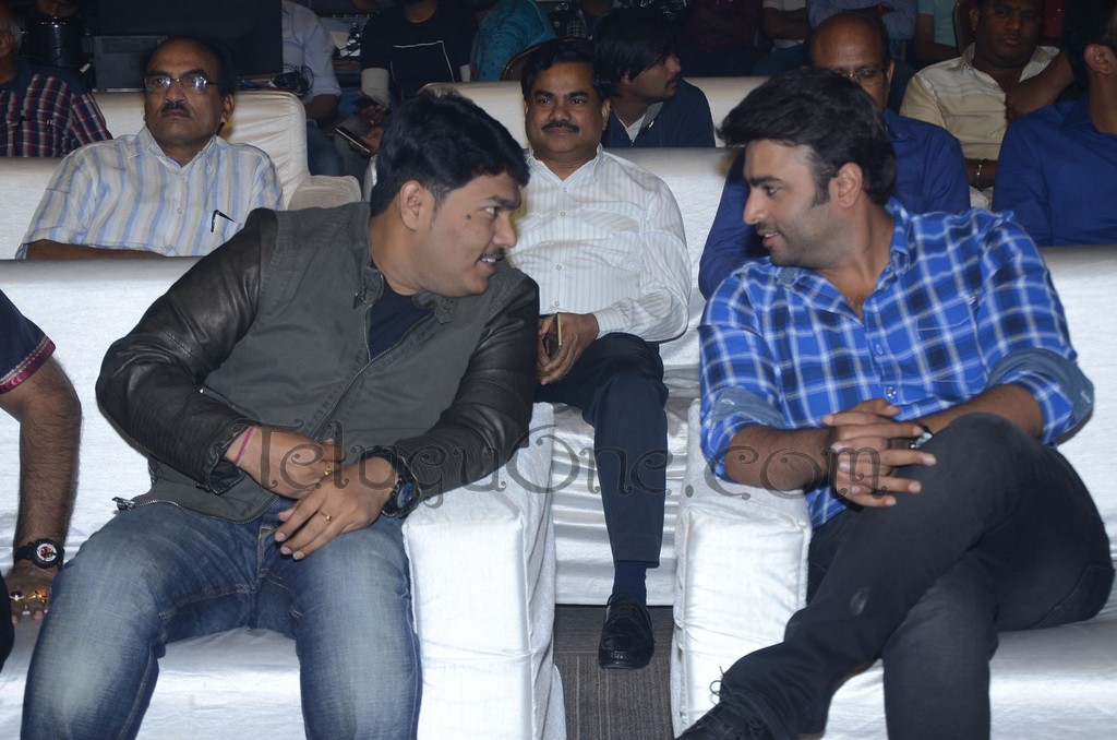 Sitting - HD Wallpaper 