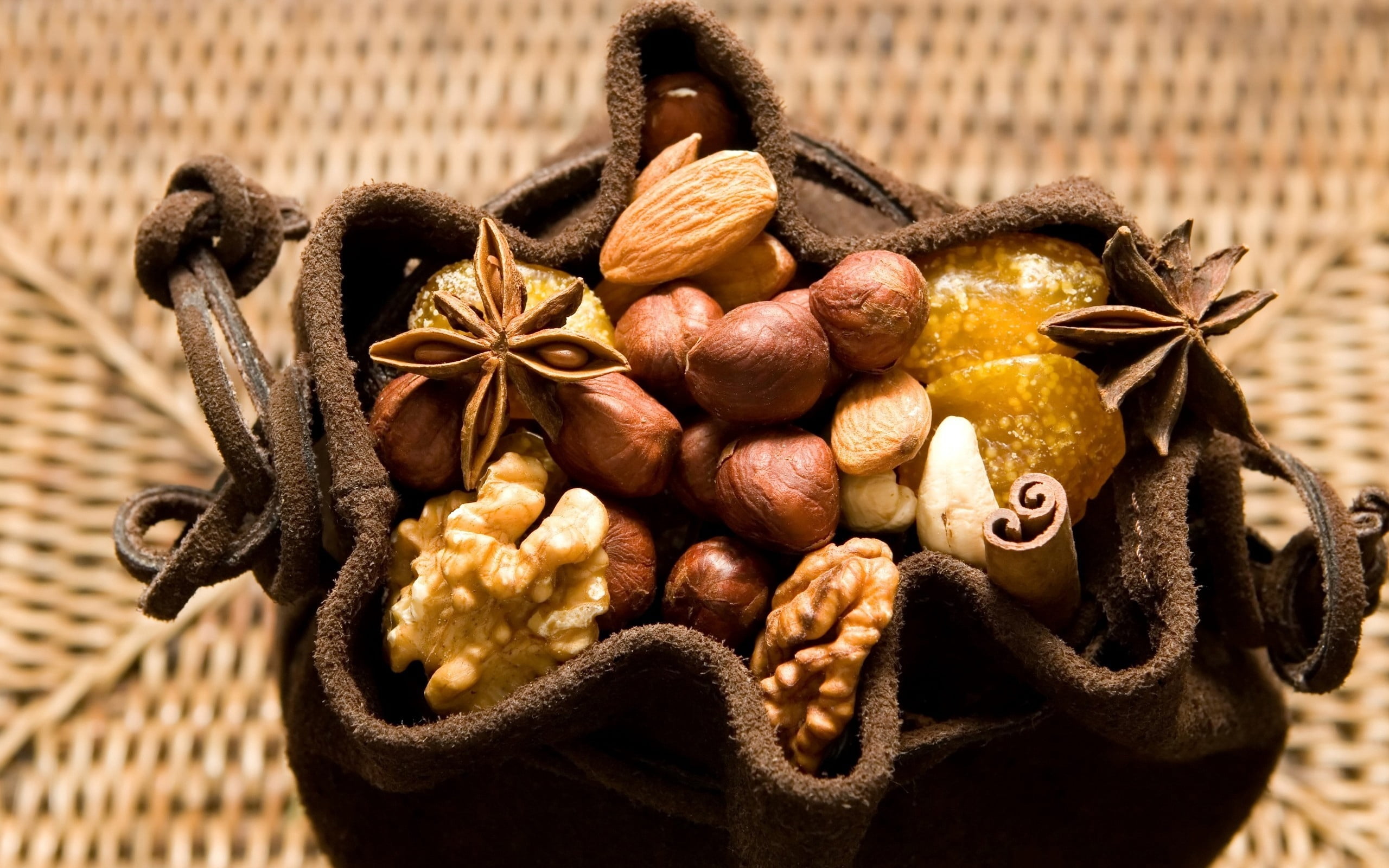 Chocolate And Dry Fruits - HD Wallpaper 