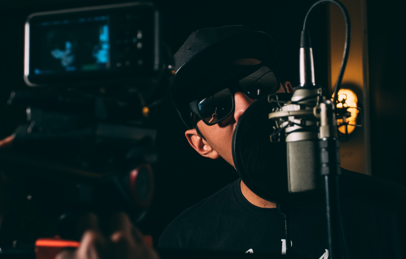 Photo Wallpaper Music, Music, Glasses, Microphone, - Rap Recording - HD Wallpaper 