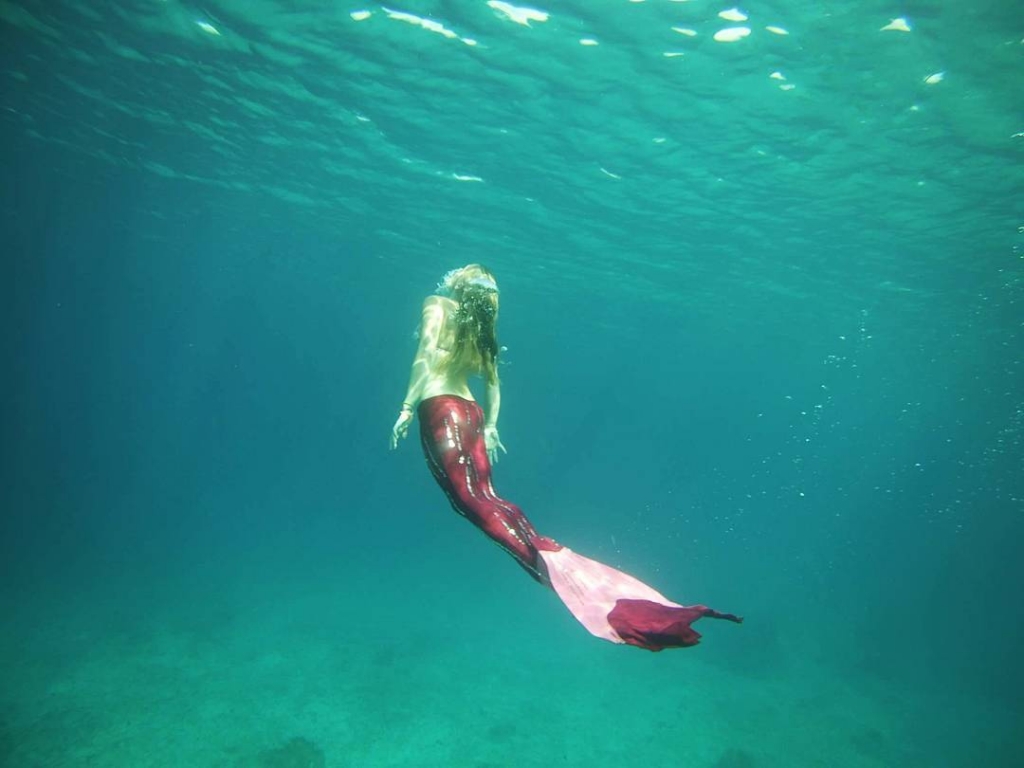 Island Mermaids Swimming With A Pink Mermaid Tail In - Pink Mermaids - HD Wallpaper 