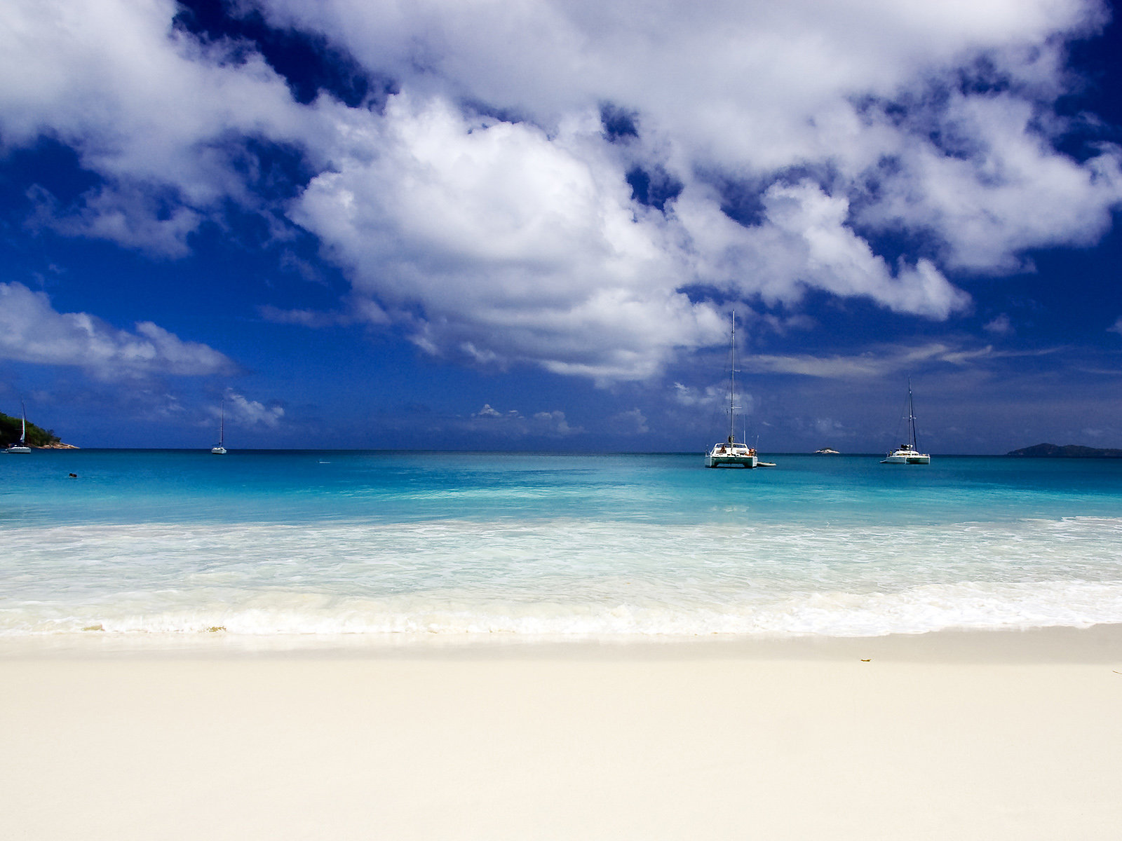 Ships On Sea Desktop Pc And Mac Wallpaper - White Sand Beach Nz - HD Wallpaper 