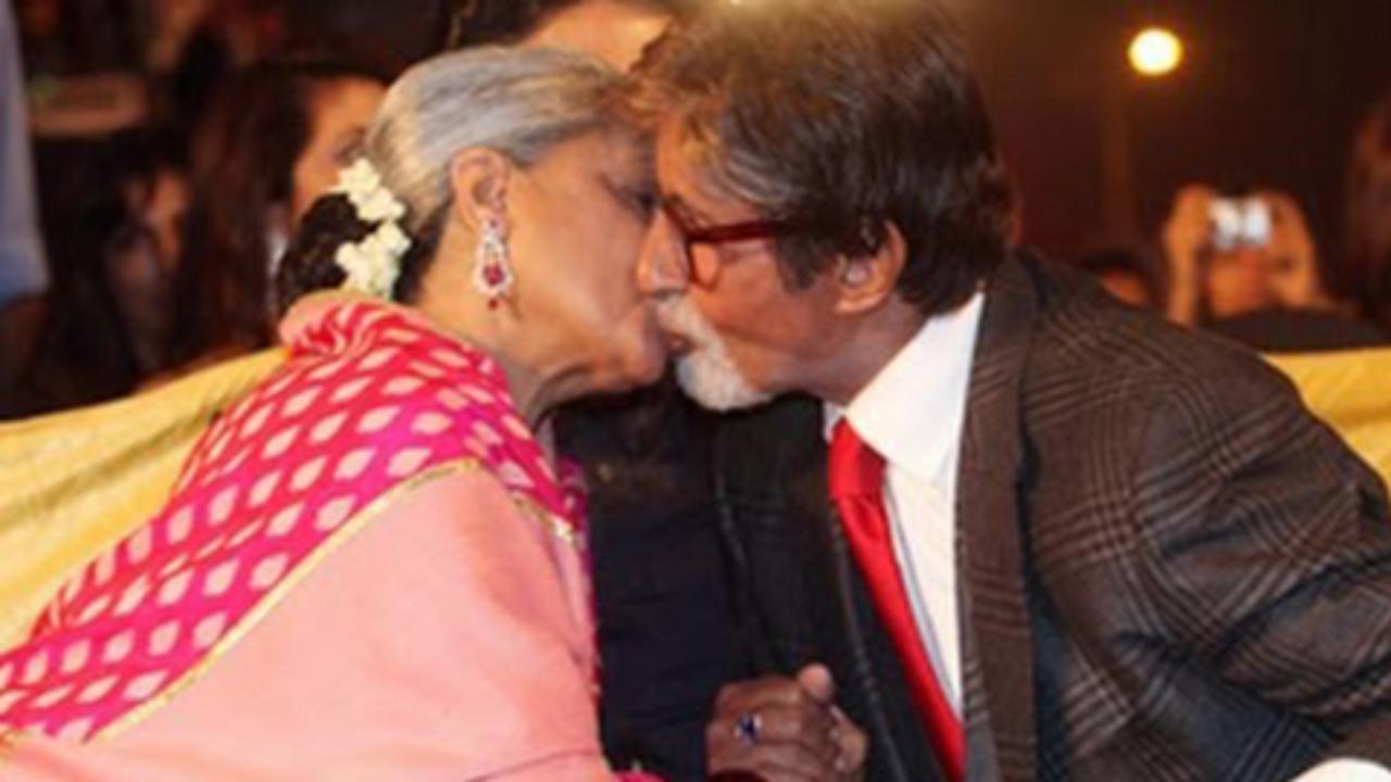 Amitabh Romance In Public With Jaya Bachchan Wallpapers - Bollywood Real Life Couple - HD Wallpaper 