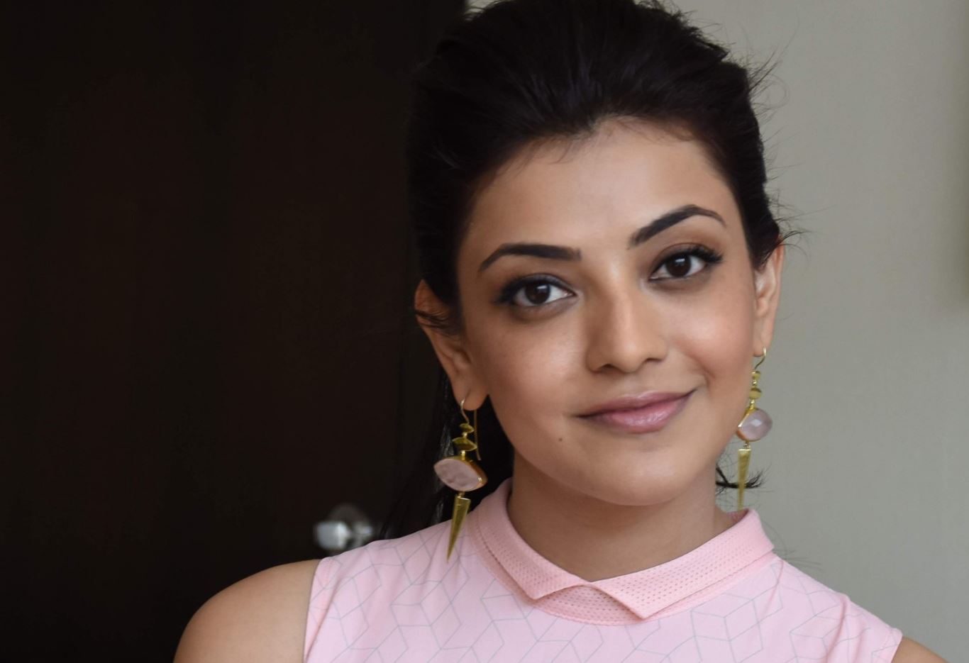 Pretty South Indian Girl Kajal Agarwal Wallpapers - Cute Kajal Aggarwal - HD Wallpaper 
