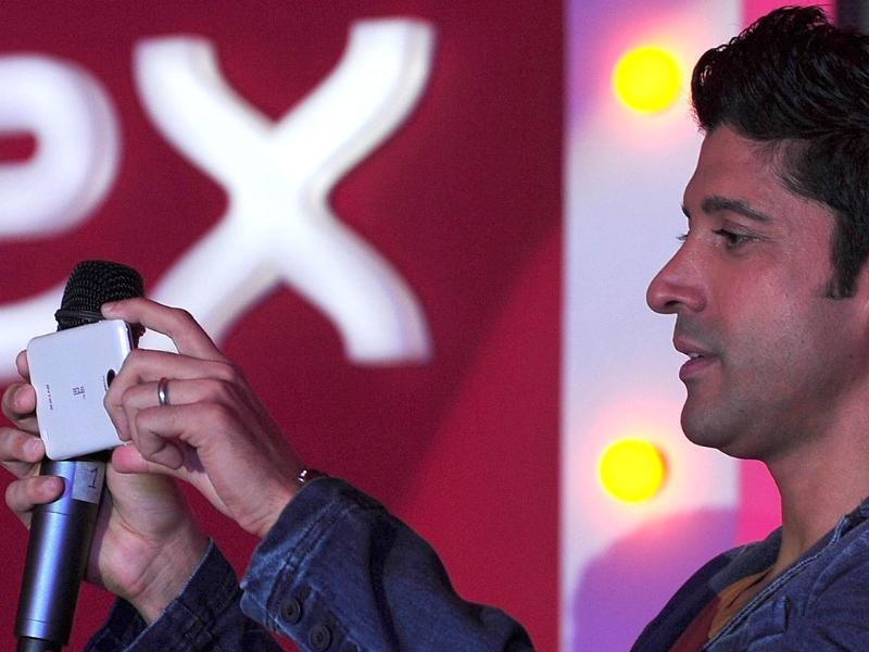 Farhan Akhtar Takes A Photograph With The New Intex - Mobile Phone - HD Wallpaper 