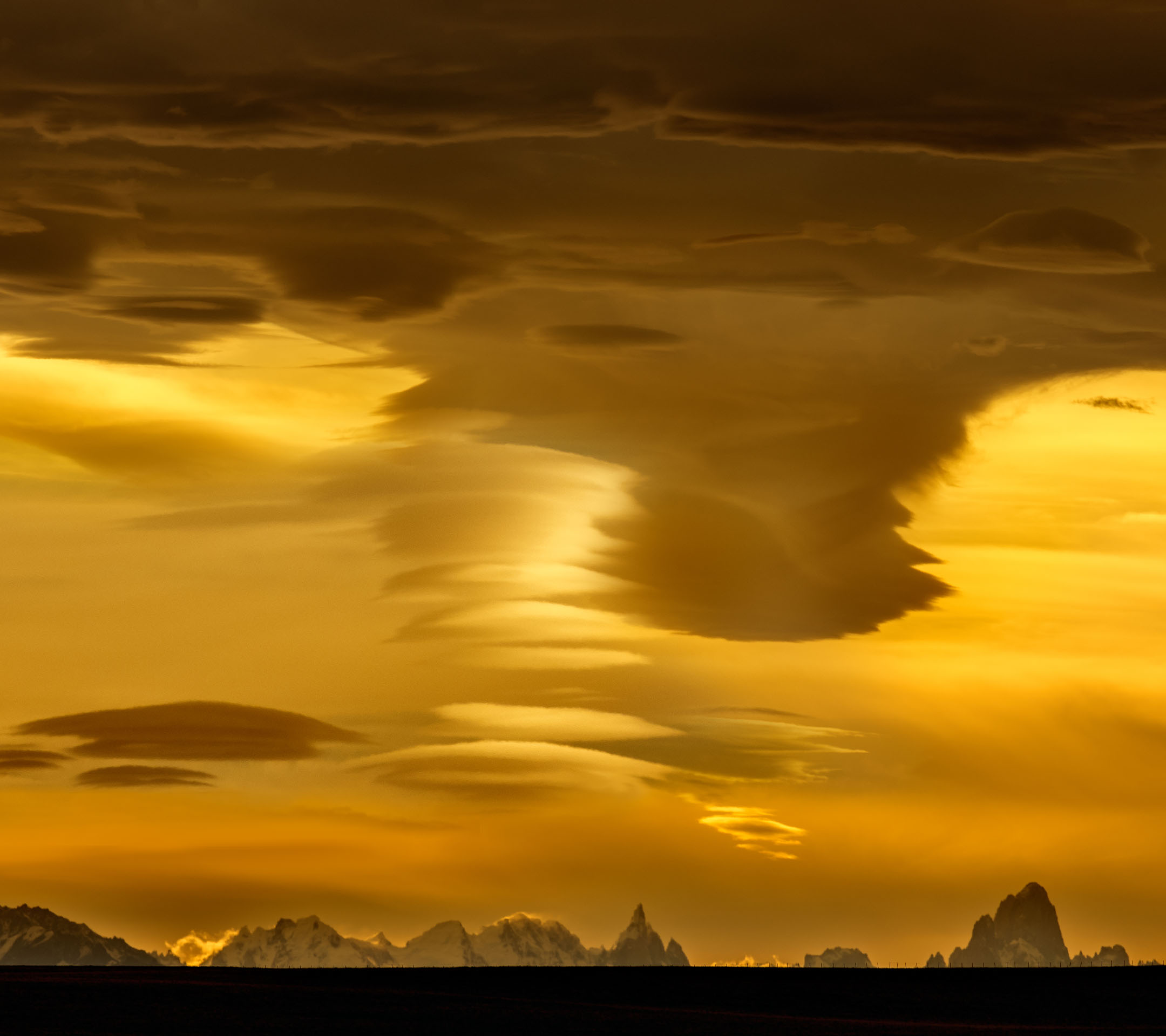 Panorama Of Mt Fitz Roy And Cerro Torre Under Lenticular - Nokia 6 Wallpaper Download - HD Wallpaper 