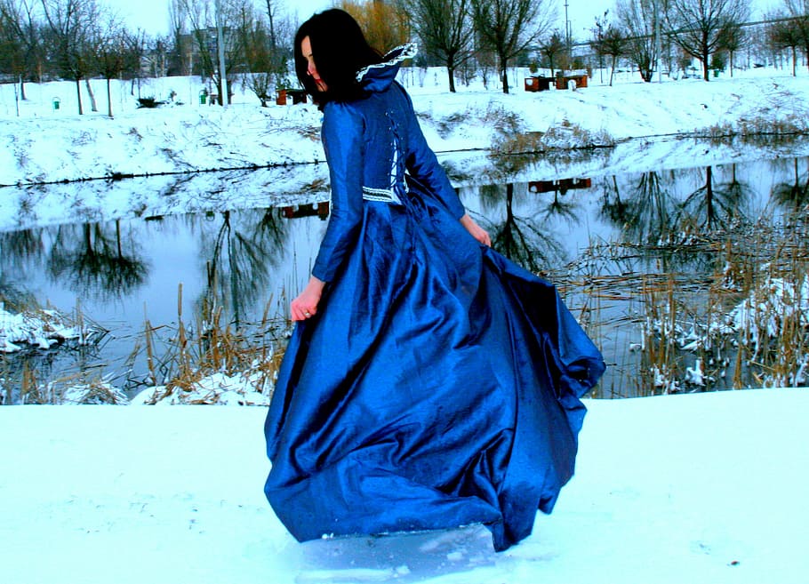 Woman Swaying Her Royal-blue Gown On Snow, Girl, Princess, - Beautiful Pictures Of Women In Snow - HD Wallpaper 