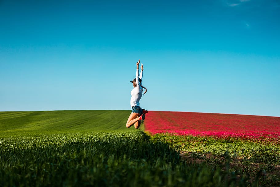 Happy Woman Jumping In The Air, Alone, Cloudless, Eco, - Happy Woman Jumping Free - HD Wallpaper 