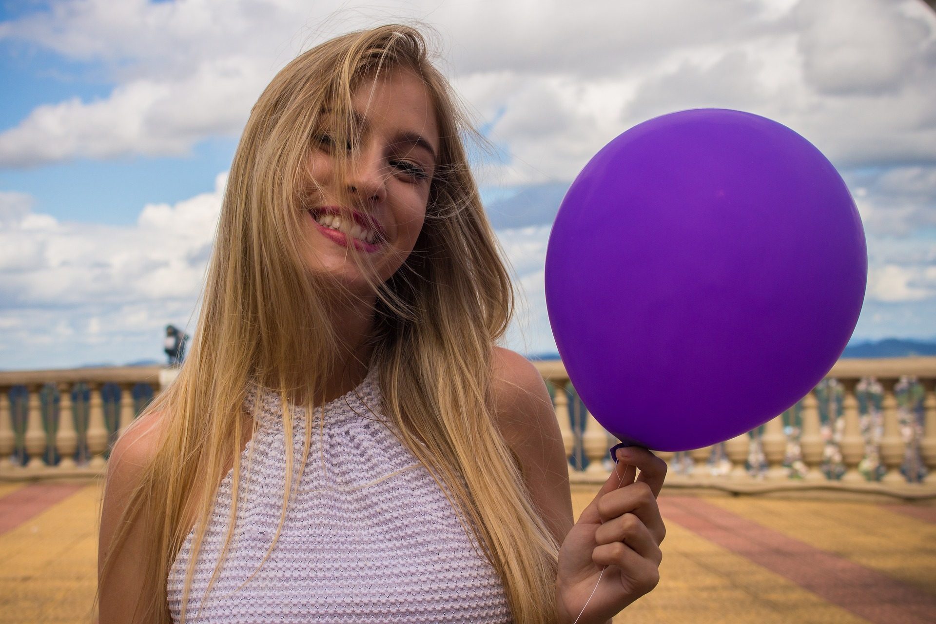 Girl With Purple Balloon Alone But Happy Wallpaper - Balloon Purple And Girl - HD Wallpaper 