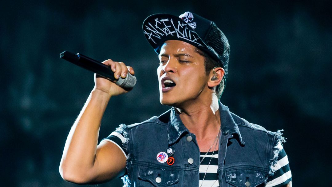 Android, Iphone, Desktop Hd Backgrounds / Wallpapers - Bruno Mars Performing - HD Wallpaper 