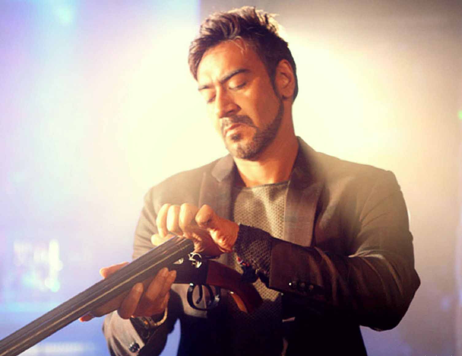 Bollywood Angry Man Ajay Devgan High Definition Wallpapers - Ajay Devgn - HD Wallpaper 