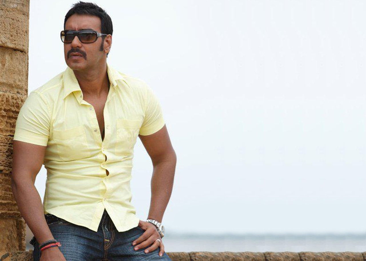 Ajay Devgan Background - Ajay Devgan In Yellow Shirt - HD Wallpaper 