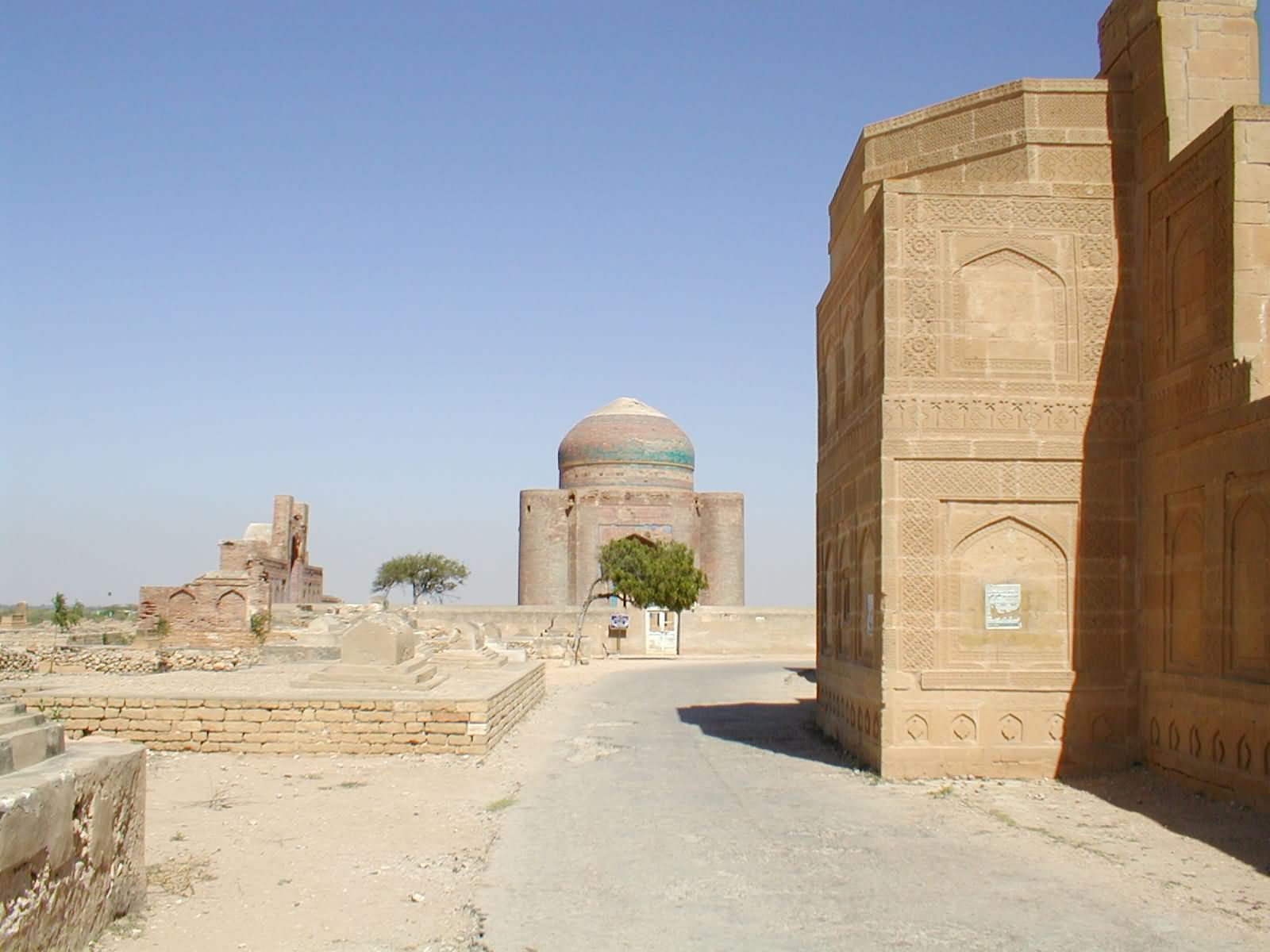 Far View Of Tomb Of Prince Sultan Ibrahimbin Mirza - Bakhar Fort In Sindh - HD Wallpaper 