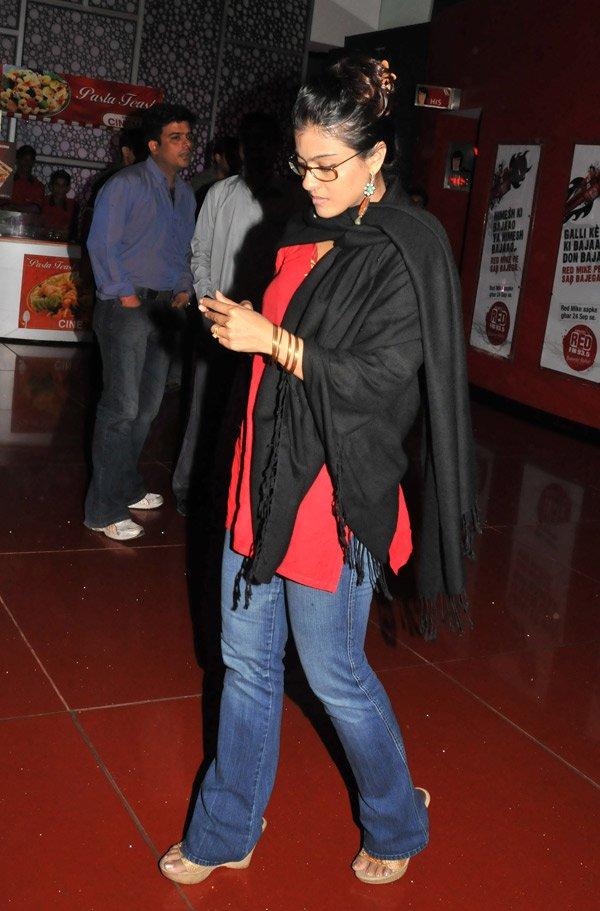 Kajol Devgan In Jeans - HD Wallpaper 