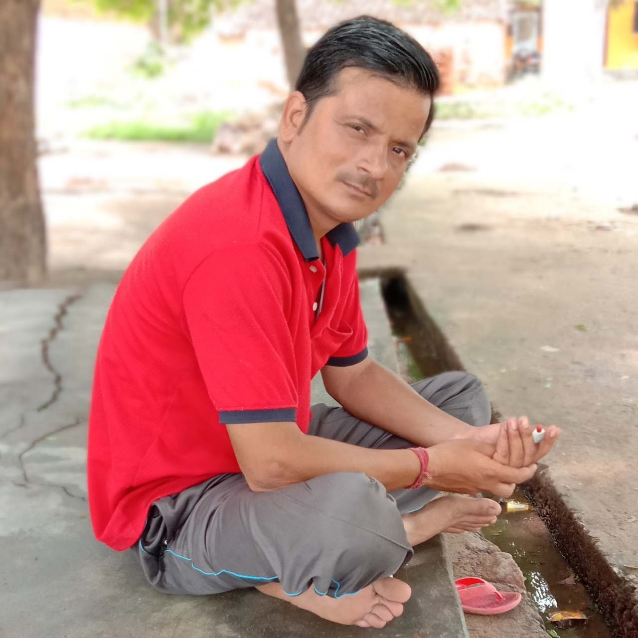 Ajay Devgan - Sitting - HD Wallpaper 