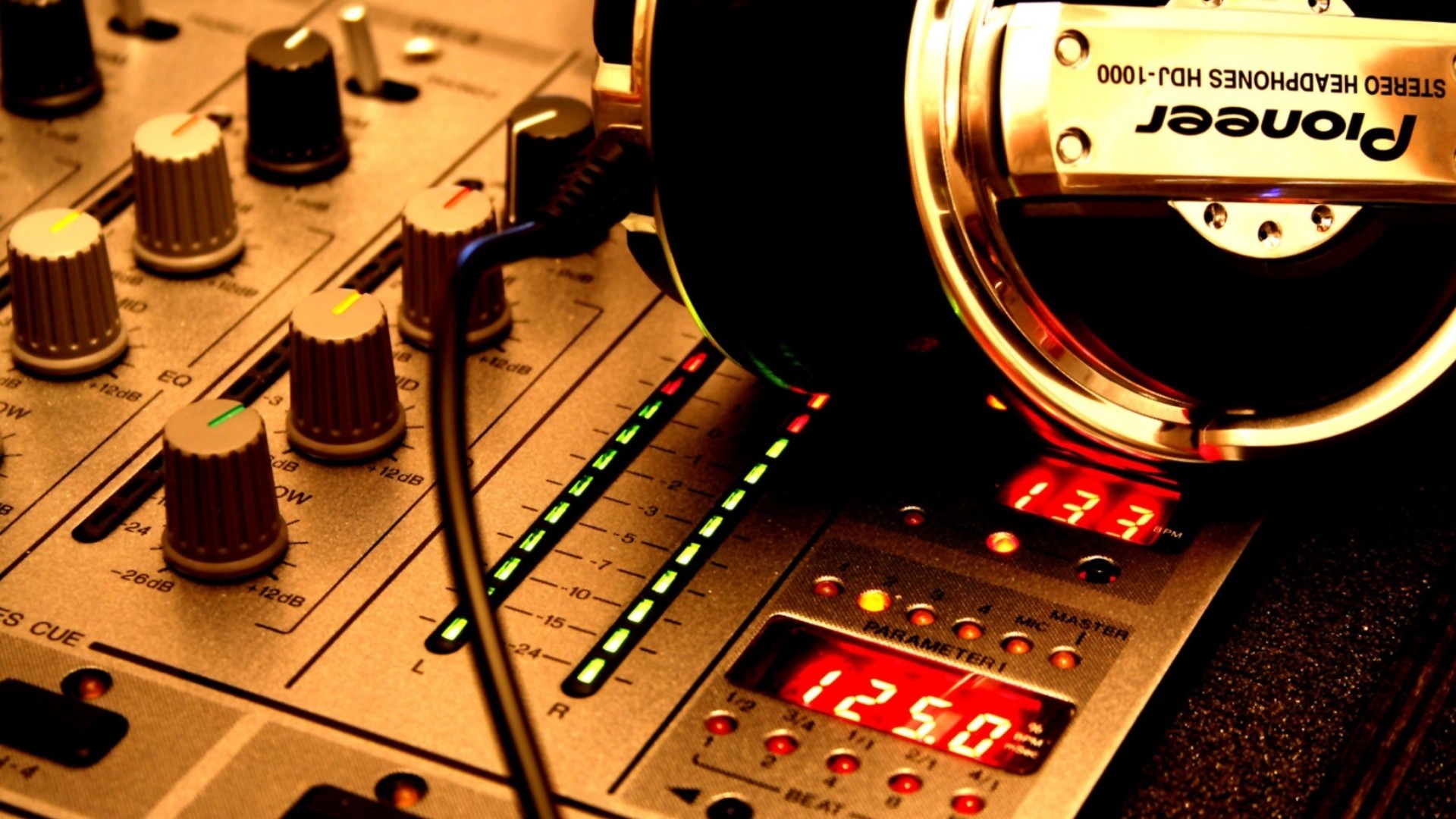 Dj Mixer And Headphone - HD Wallpaper 