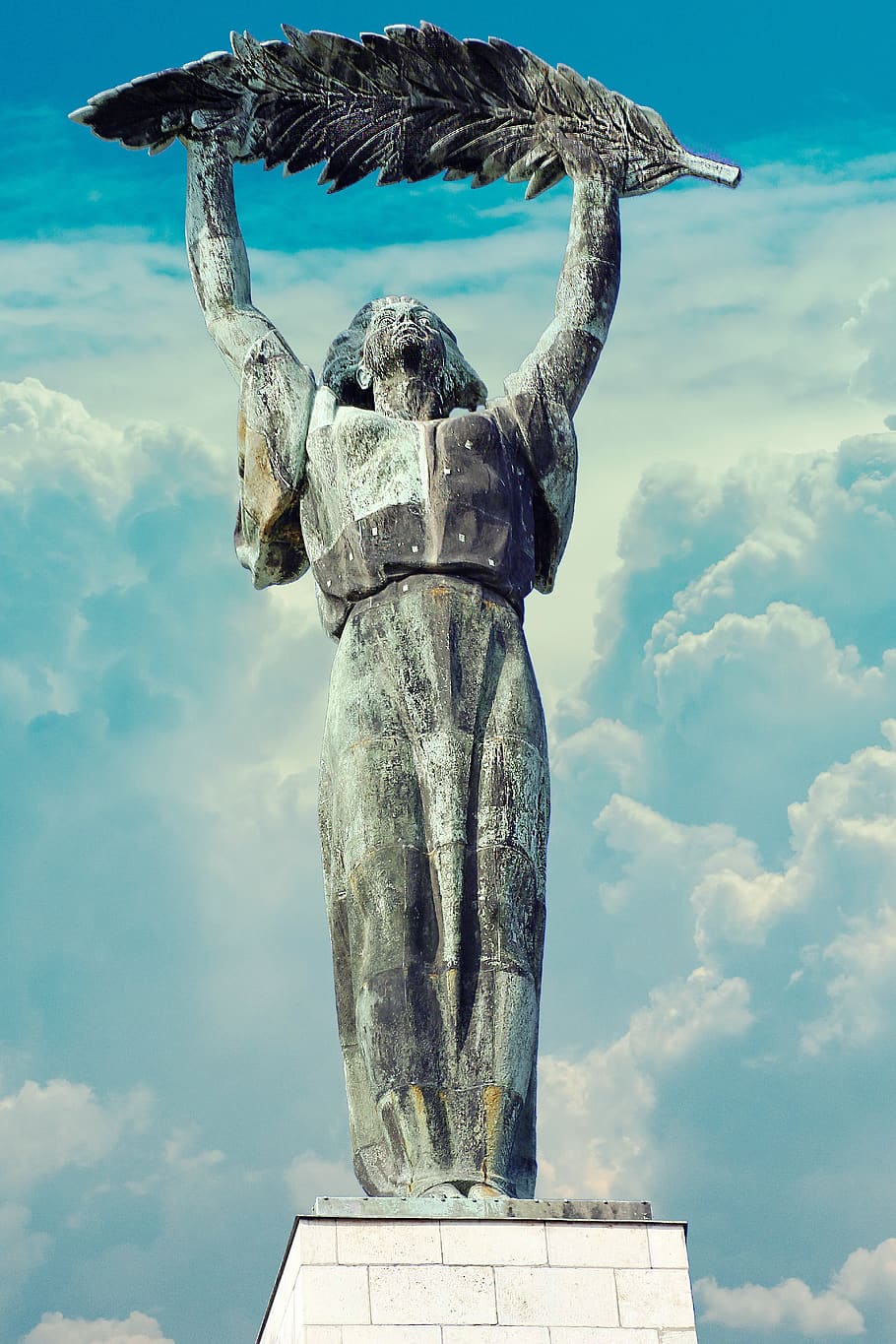 Budapest, City, Citadel, Statue, Hungary, Cloud, Huge, - Liberty Statue (budapest) - HD Wallpaper 