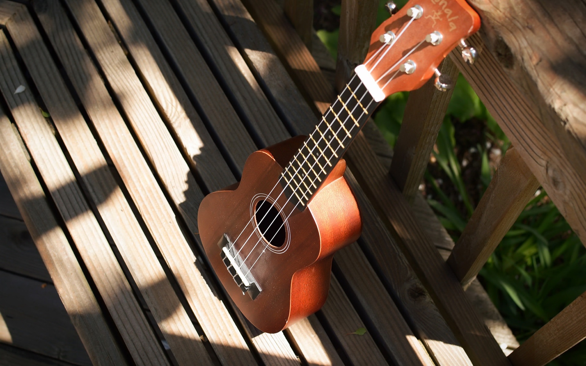 Wallpaper Guitar, Wood Fence, Sunshine - Fondos De Pantalla Guitarra Hd - HD Wallpaper 