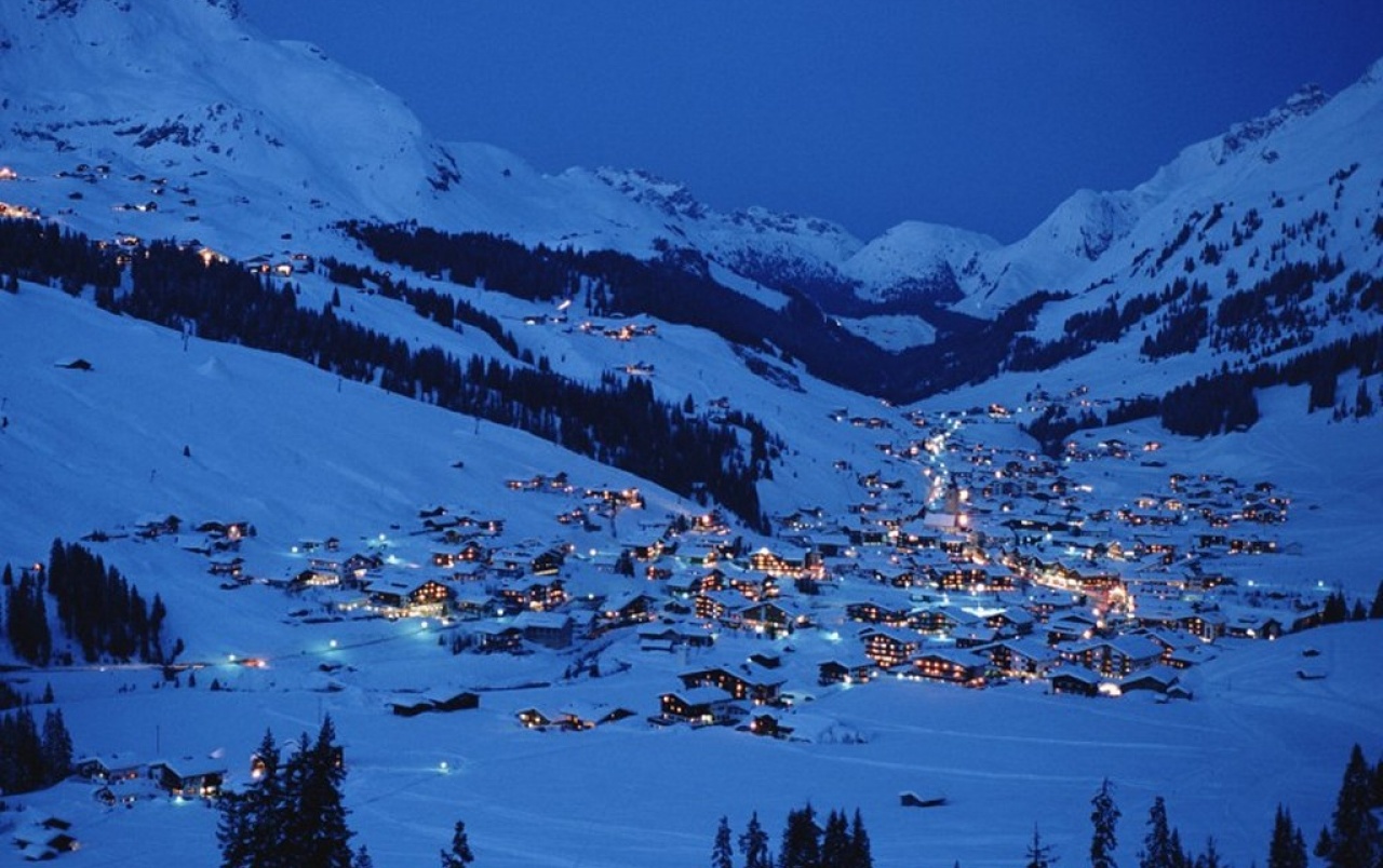 Snow Village Wallpapers - People Living On Mountain - HD Wallpaper 